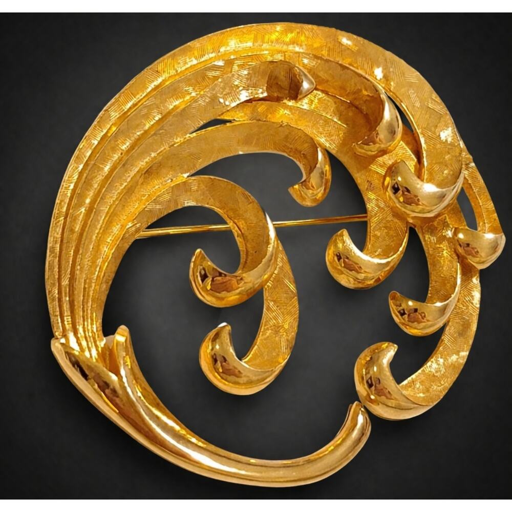 Vintage Large Gold Waves Round Wreath Brooch Pin,‎ 2", Brushed Gold-tone go-1